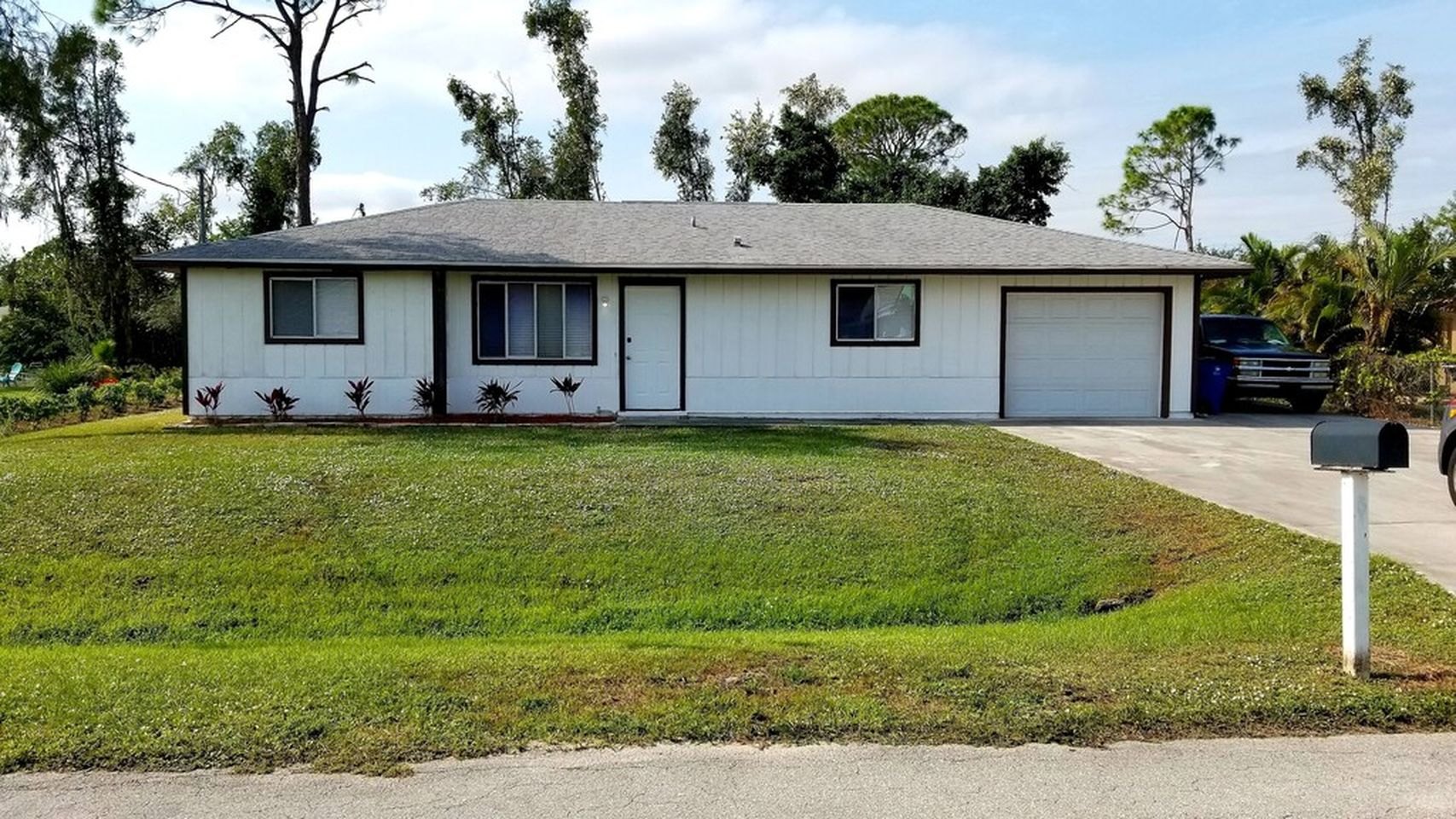 Front lawn and exterior of San Carlos Paradise vacation rental
