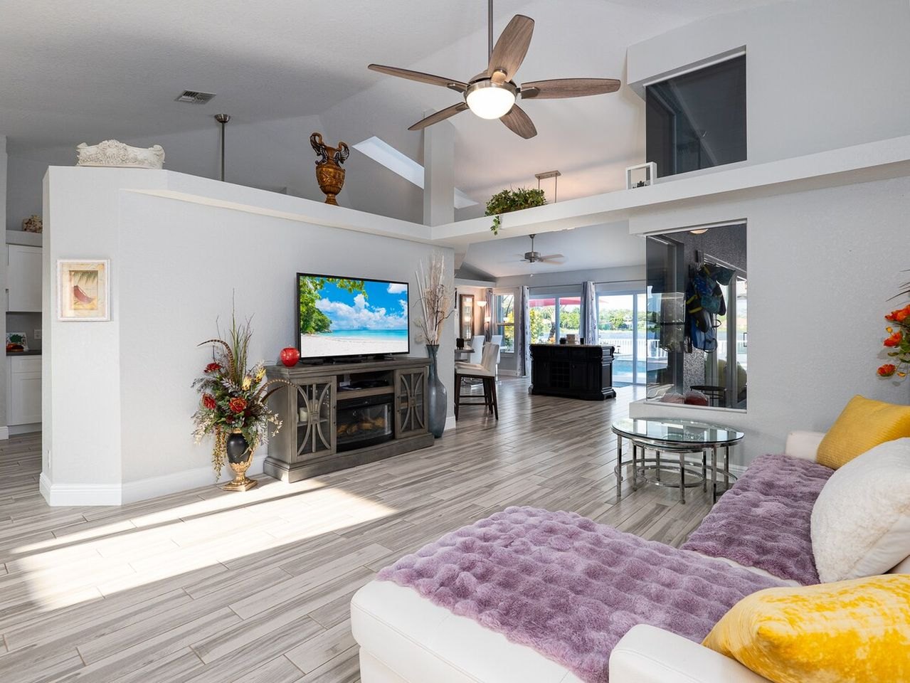 Living room at the lakefront spa house close to the beach